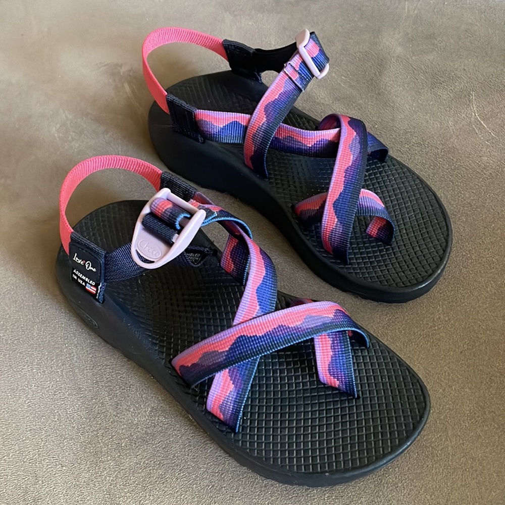 Like new! Thomas Rhett Chacos